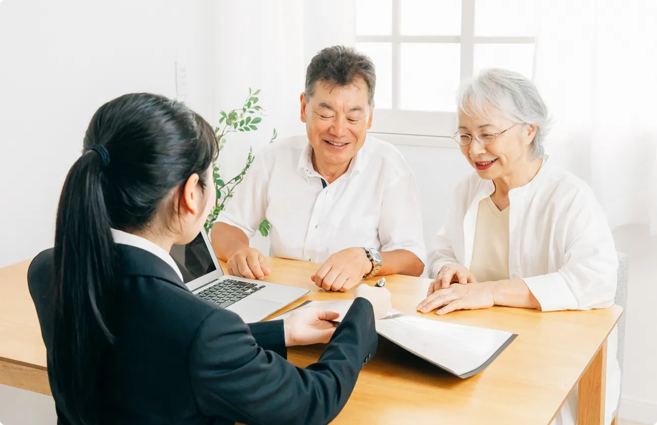 遺品整理について丁寧にご説明する様子